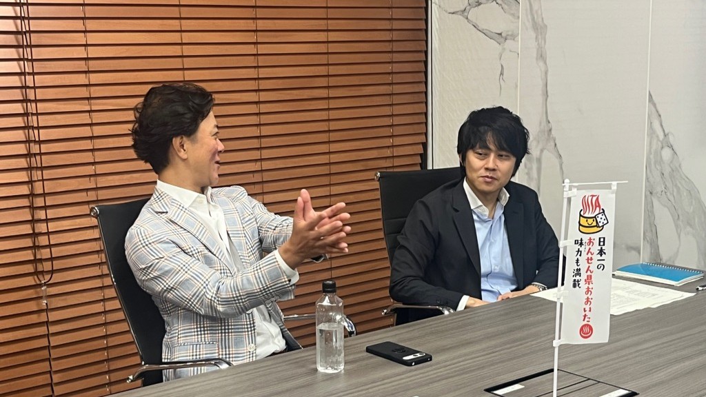 地方企業と副業プロ人材の適切なマッチングノウハウや企業側の伴走支援について語るみらいワークス代表の岡本祥治（左） 