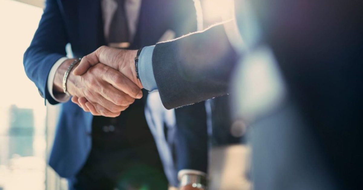 握手をするスーツ姿の男性