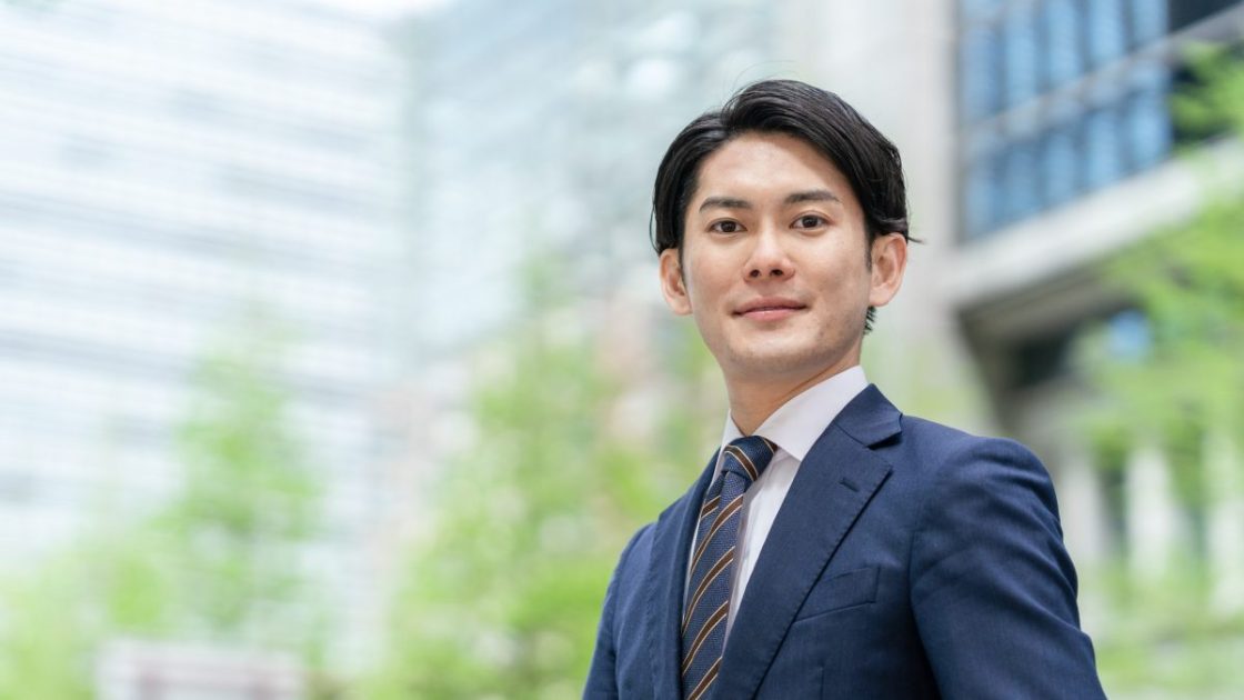 オフィス街を歩くビジネスマン