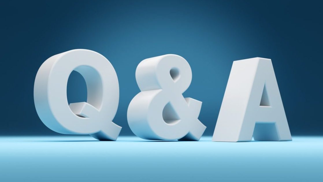 Q&Aの形の白いブロック