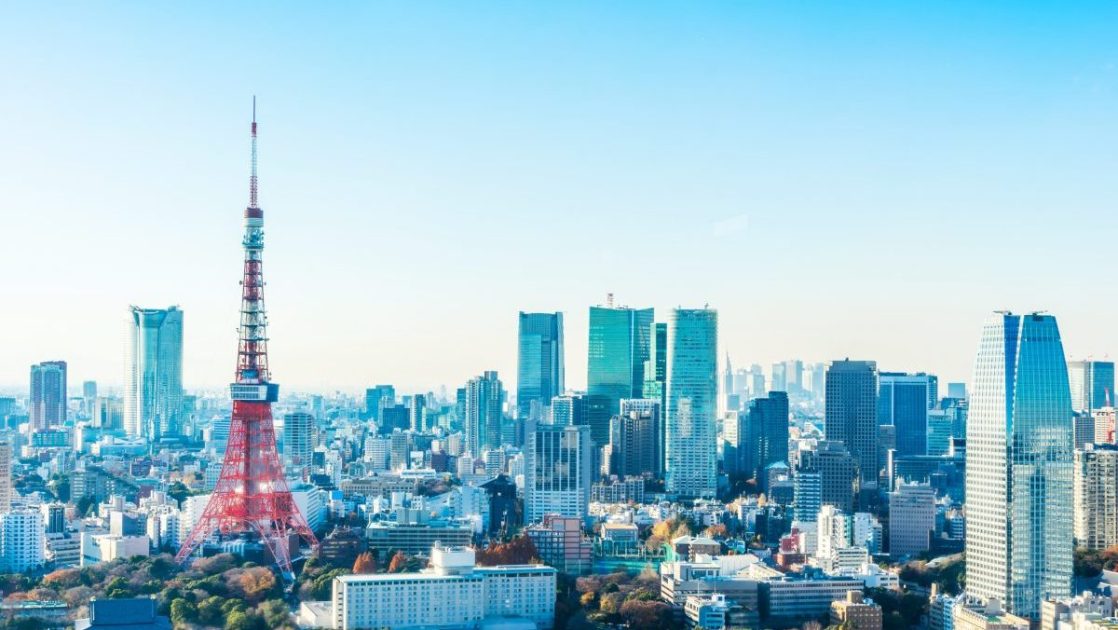 東京タワーとオフィスビル