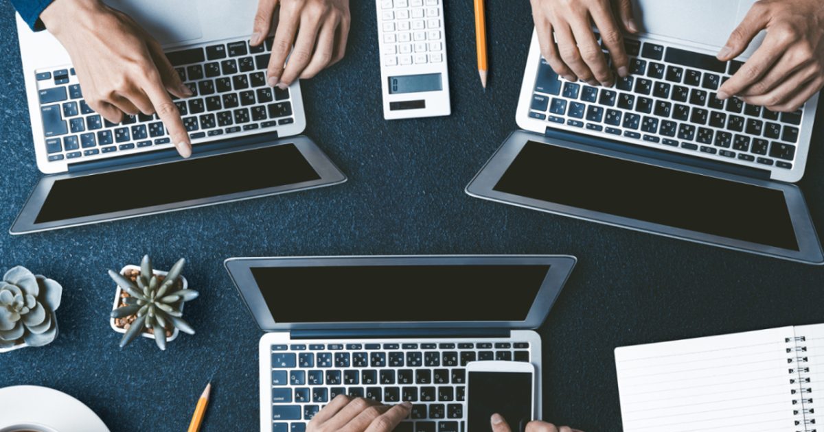 3台のノートパソコンを上から見たイメージ