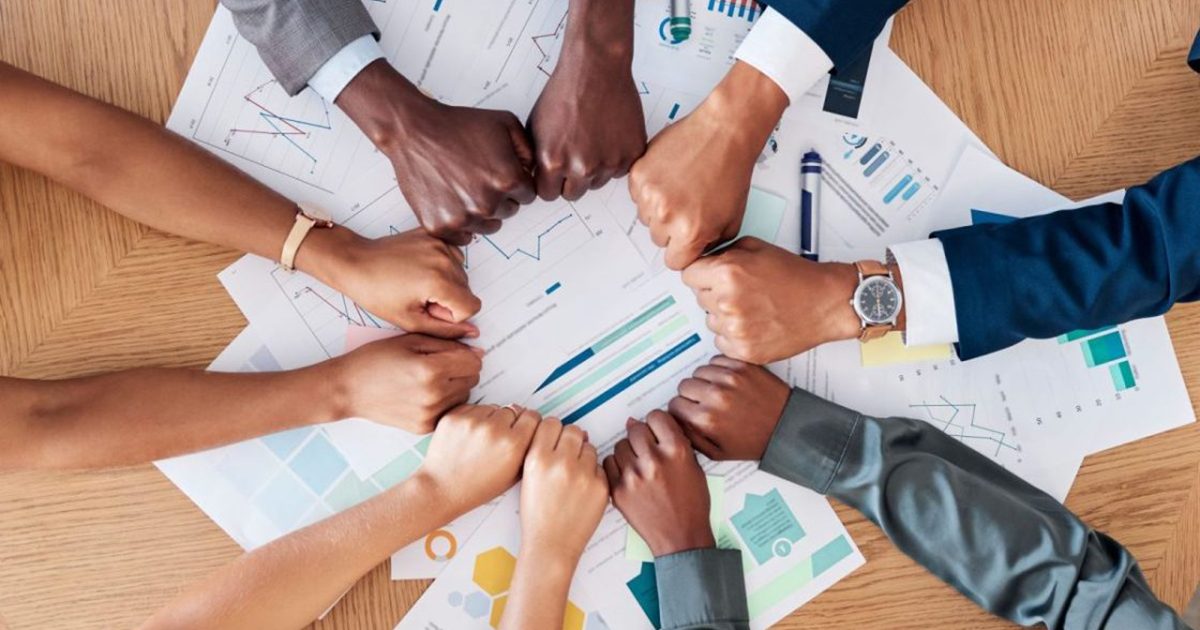 さまざまな人がこぶしを突き合わせる様子