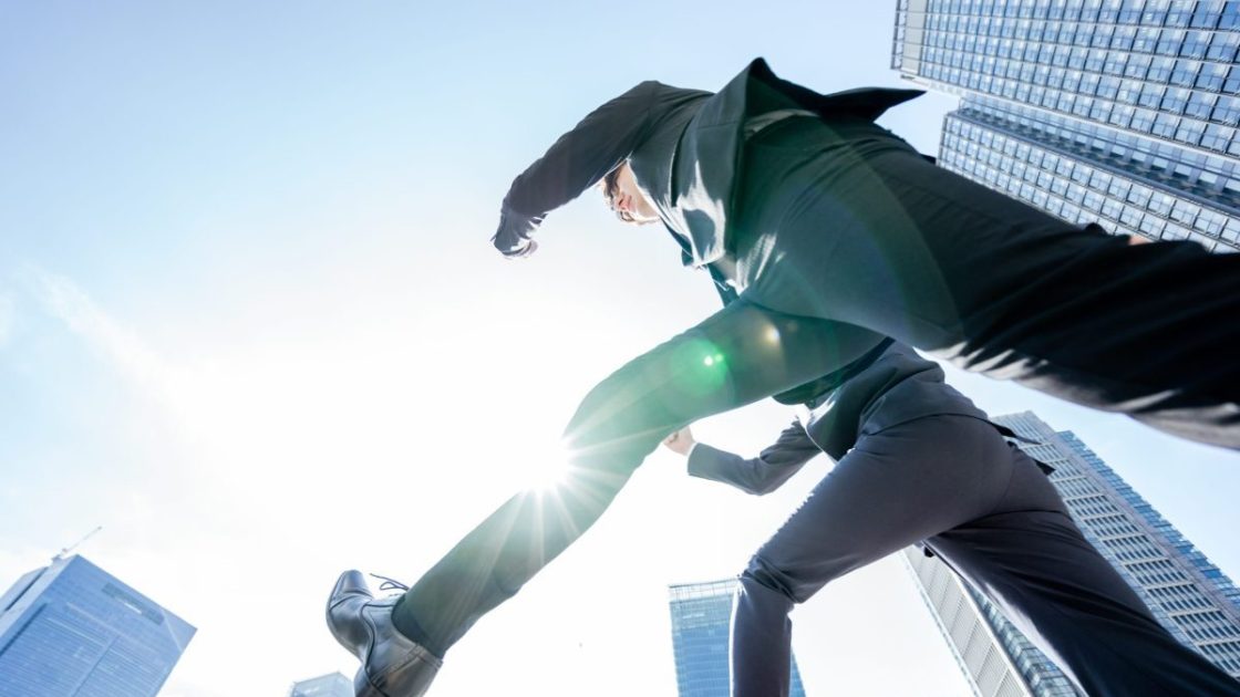 スーツを着た二人の男性がジャンプをする様子