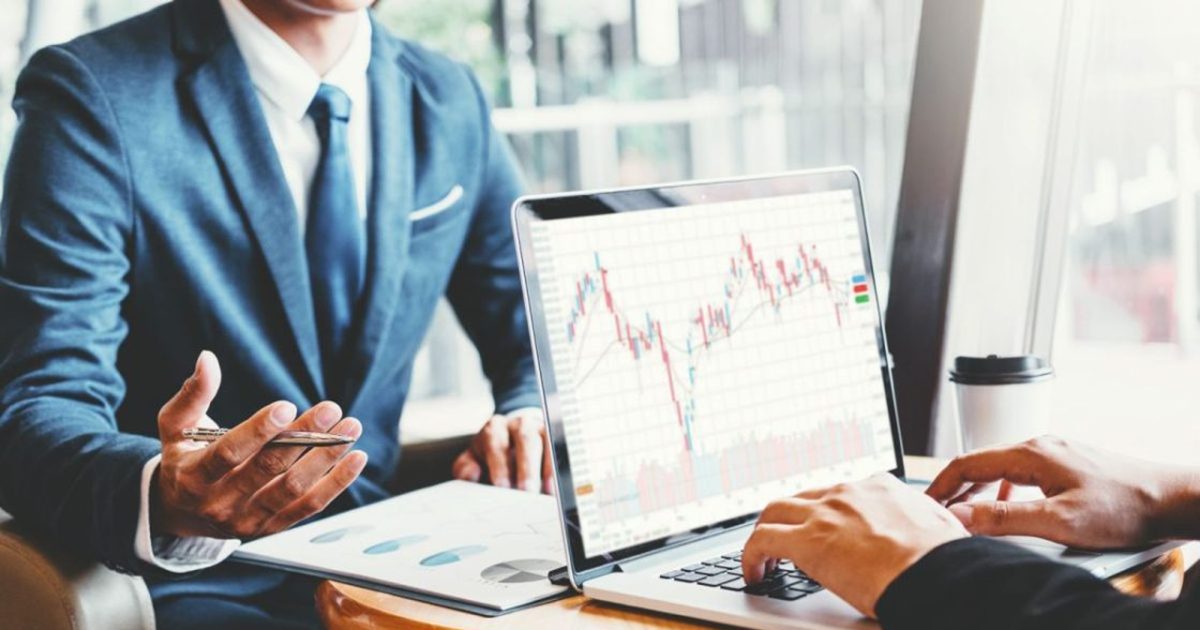 向かい合って資料を見ながら話し合う様子