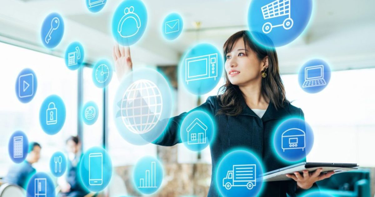 仮想デスクトップを操作するスーツ姿の女性