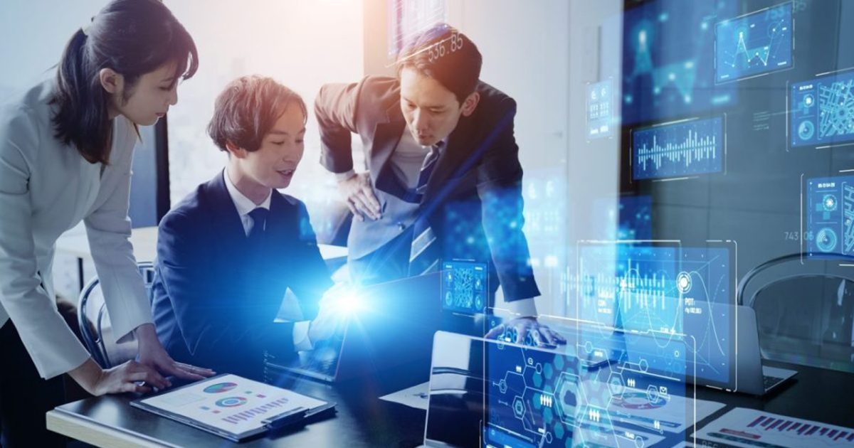 資料を見ながら分析をする様子