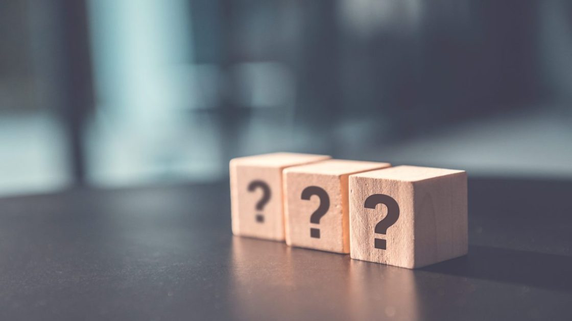 クエスチョンマークが描かれた木製ブロックが三つ並んでいる様子