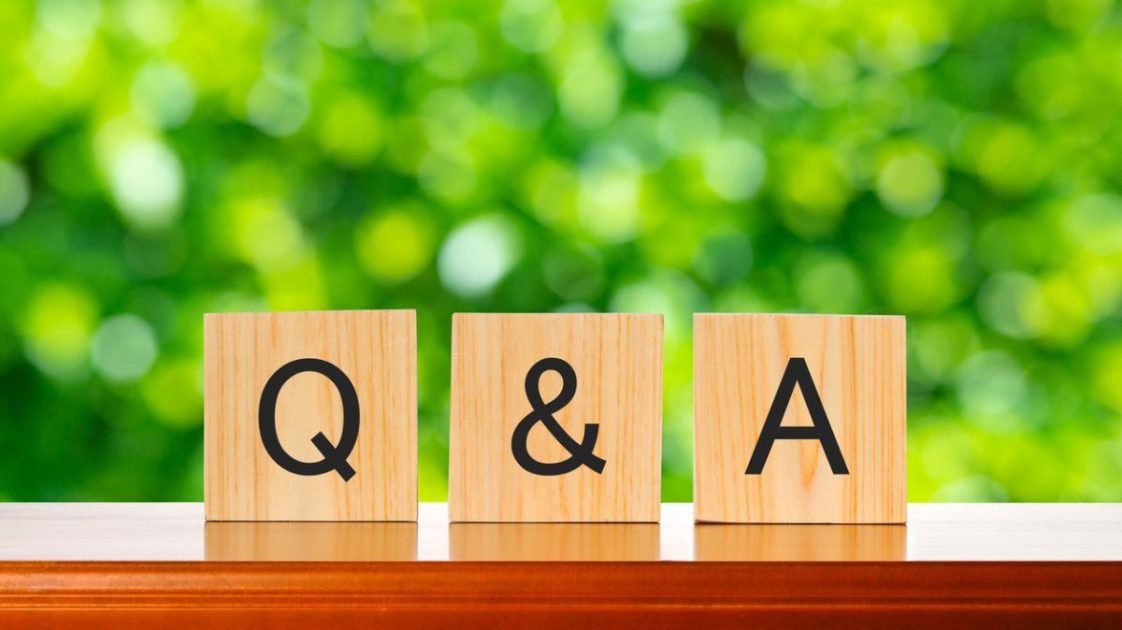 カウンターに置かれた「Q&A」と描かれた木製ブロック