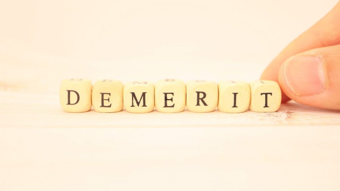 「DEMERIT」と描かれたアルファベットレター