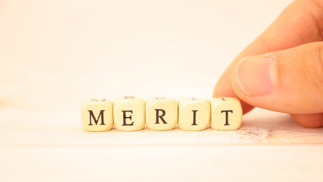 「MERIT」と描かれたアルファベットレター