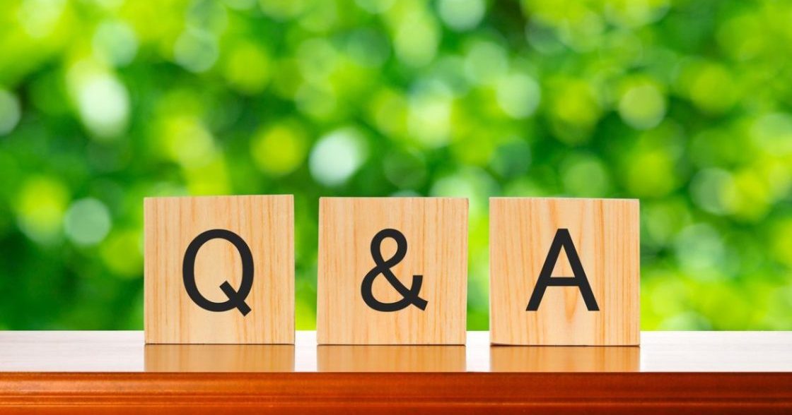 カウンターに置かれた「Q&A」と描かれた木製ブロック