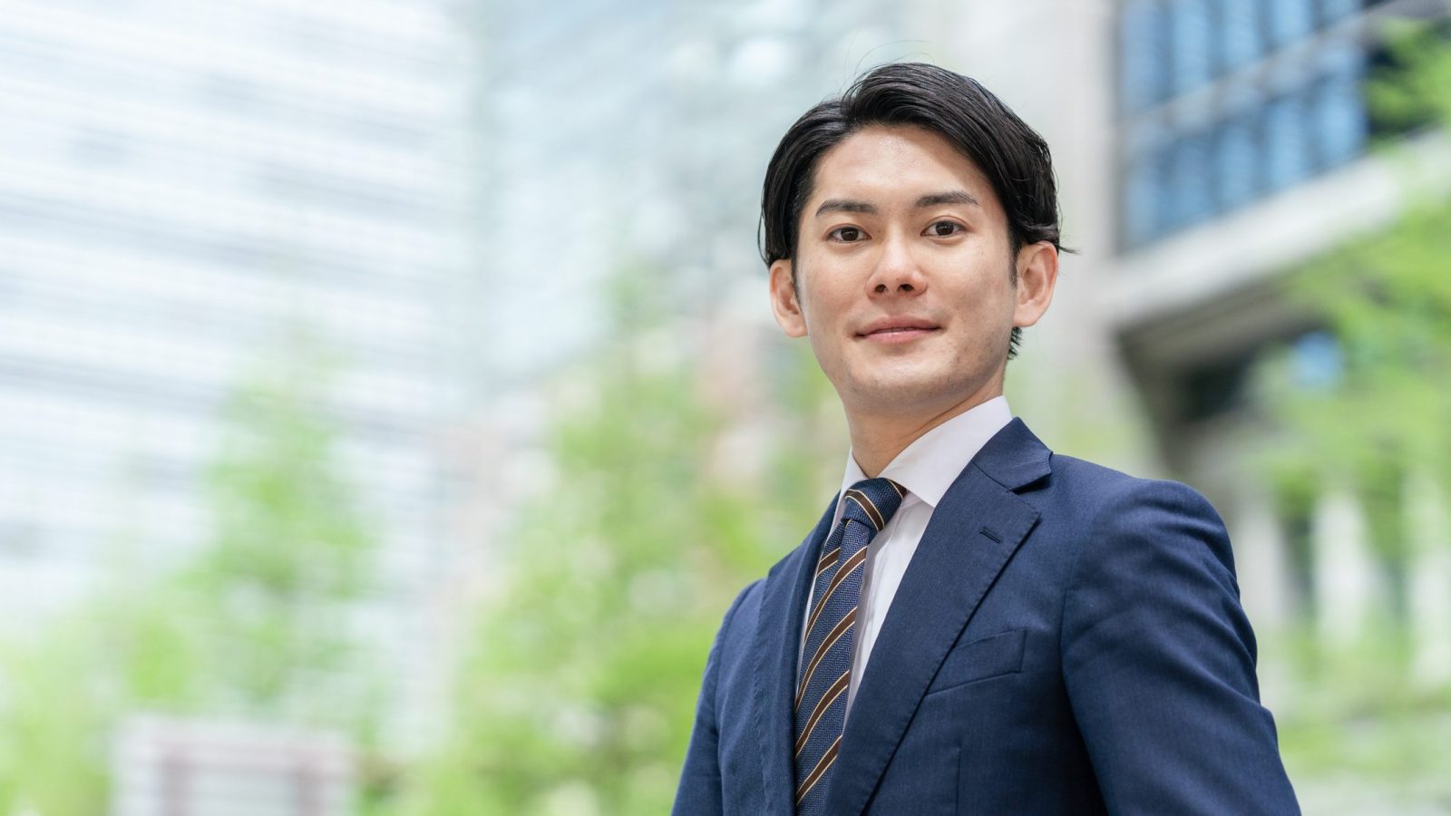 オフィス街を歩くビジネスマン