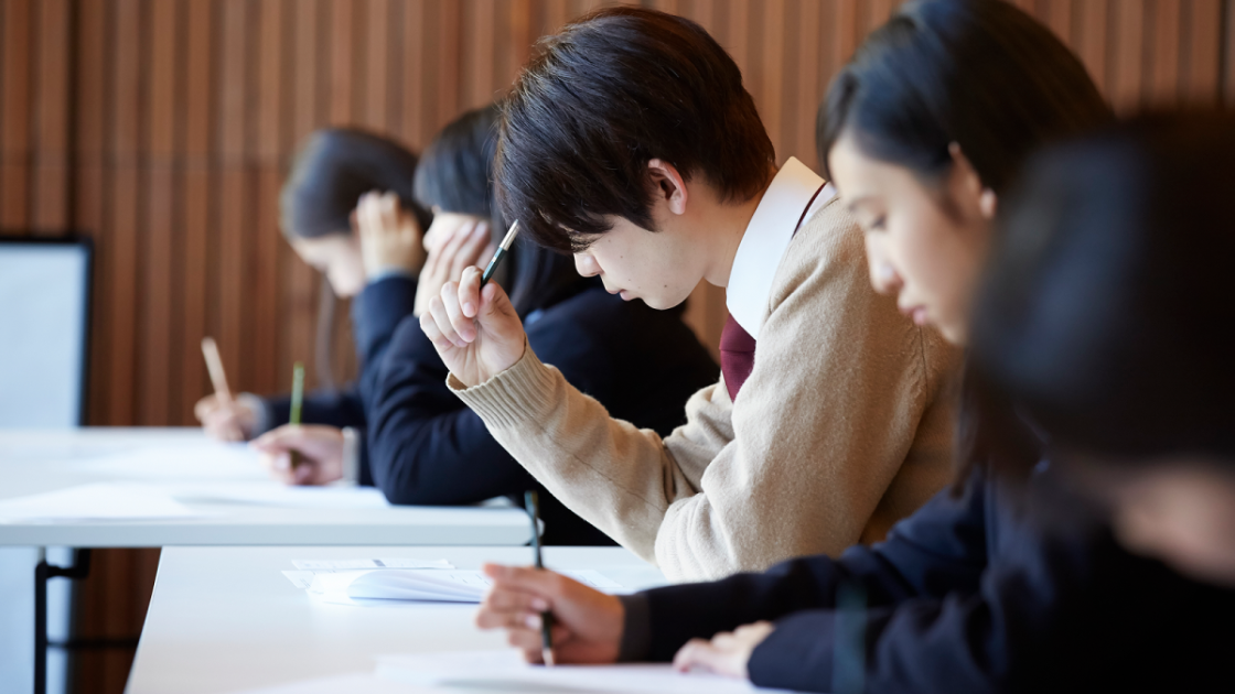 試験を受ける学生
