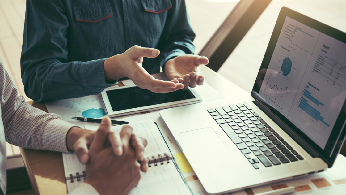 ノートパソコンに資料を映して説明する様子