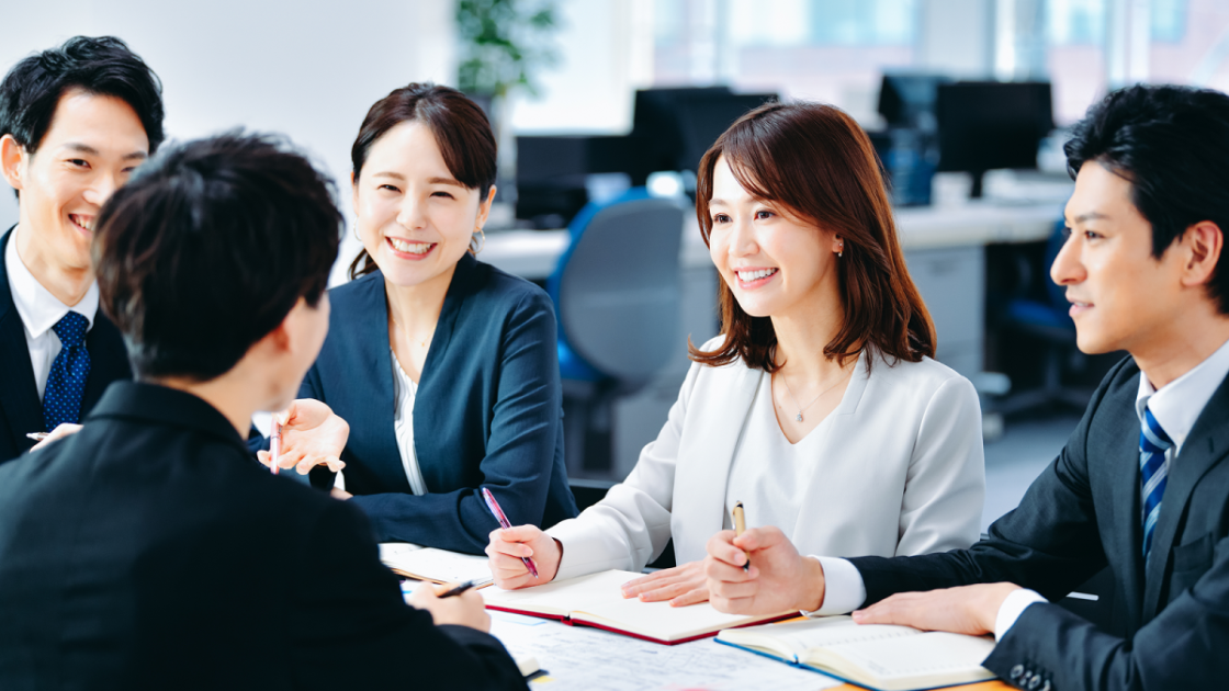 ノートにメモを取りながら話し合う様子