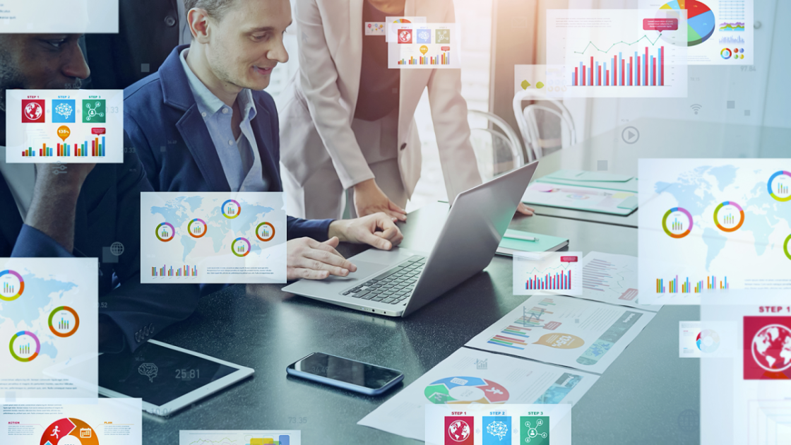 ノートパソコンと印刷された資料を見ながら会議をする様子