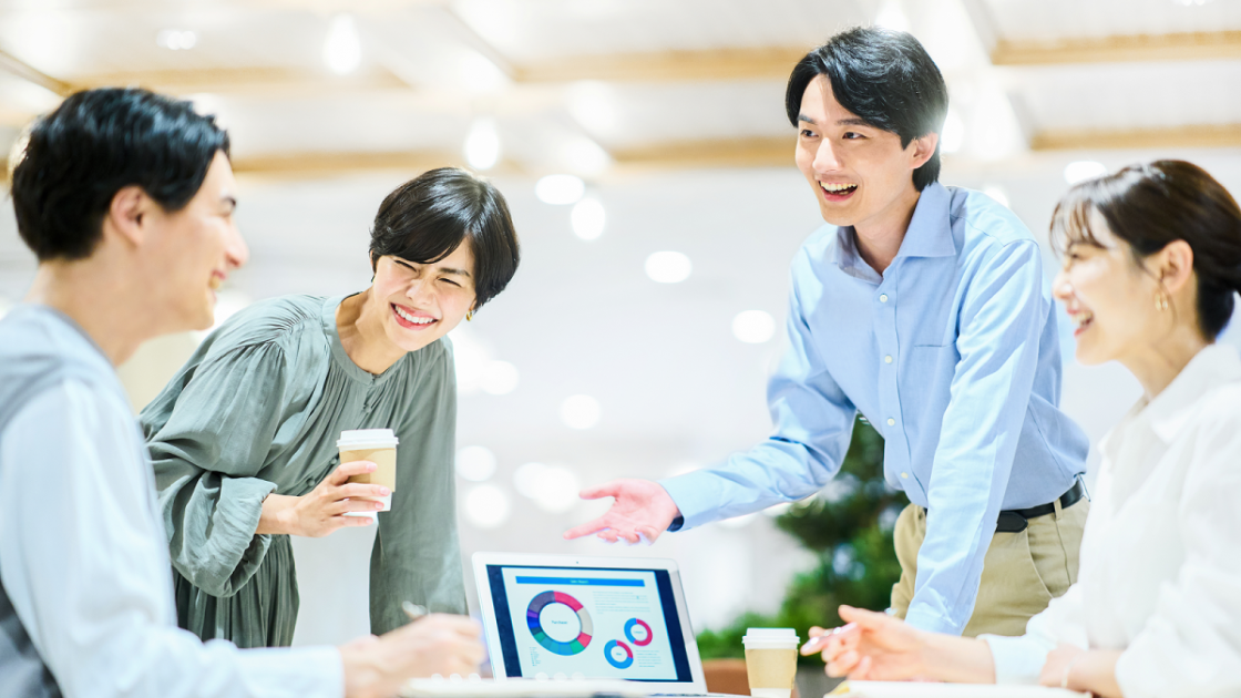 ノートパソコンで資料を見ながらラフに話し合う様子