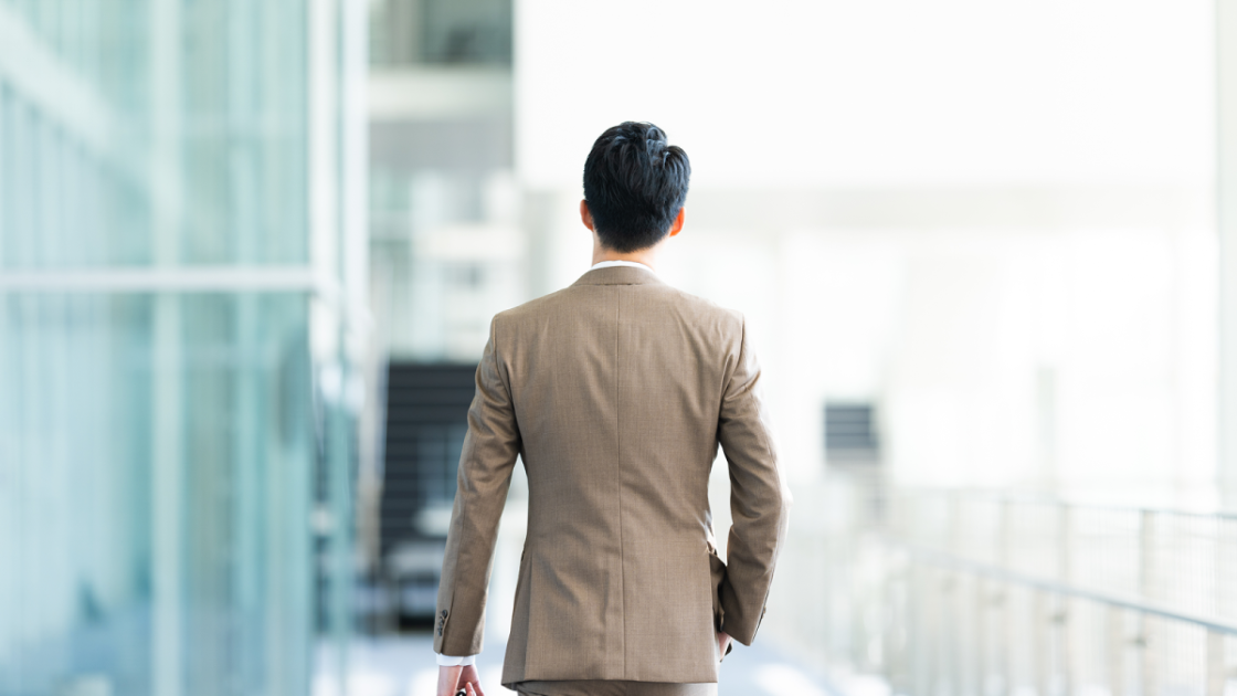 スーツを着た男性の後ろ姿