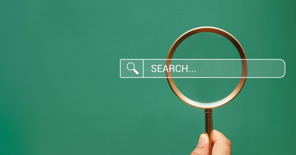 虫眼鏡を持つ手