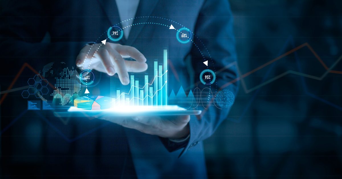 タブレットを見ながらデータ分析をする様子
