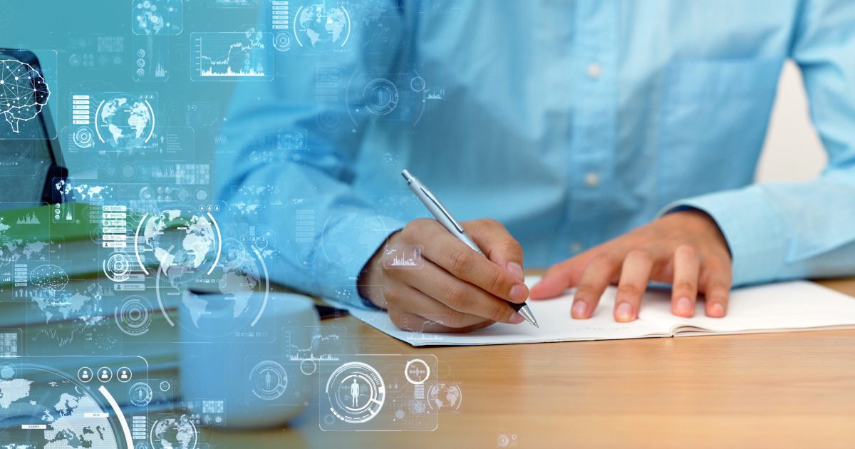 ノートにメモを書いて分析する様子