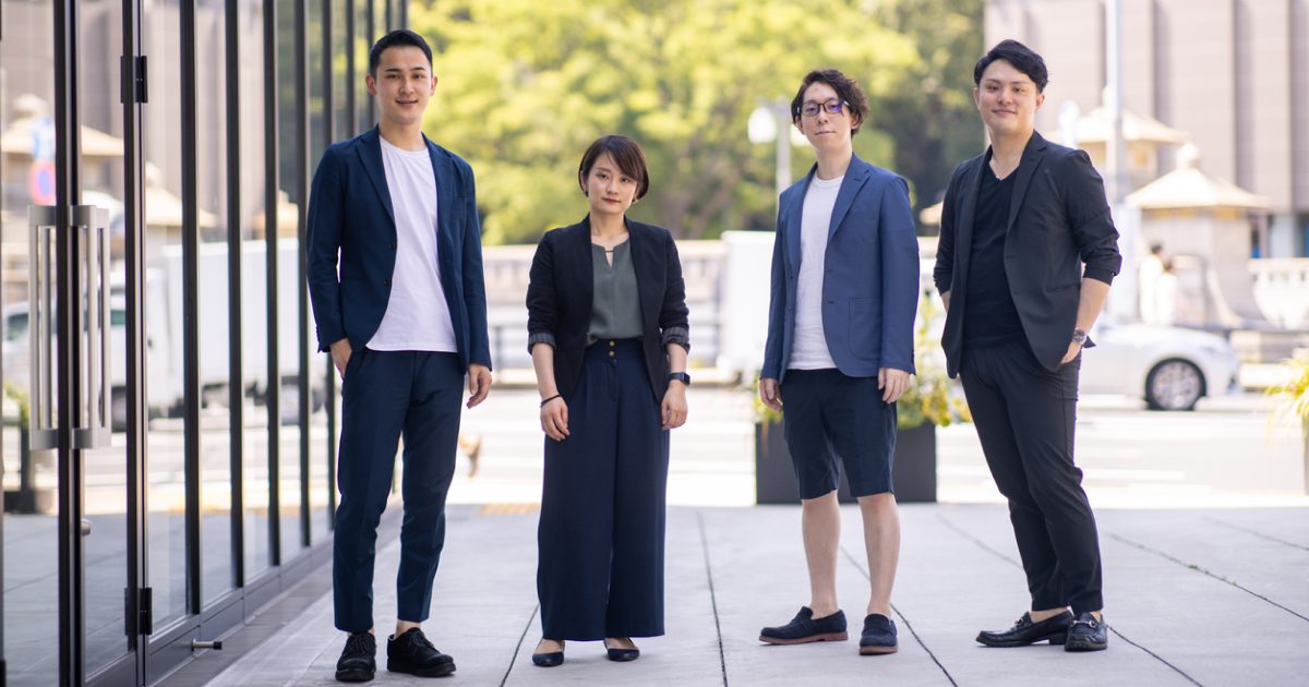 オフィスの外に立っている4人の男女