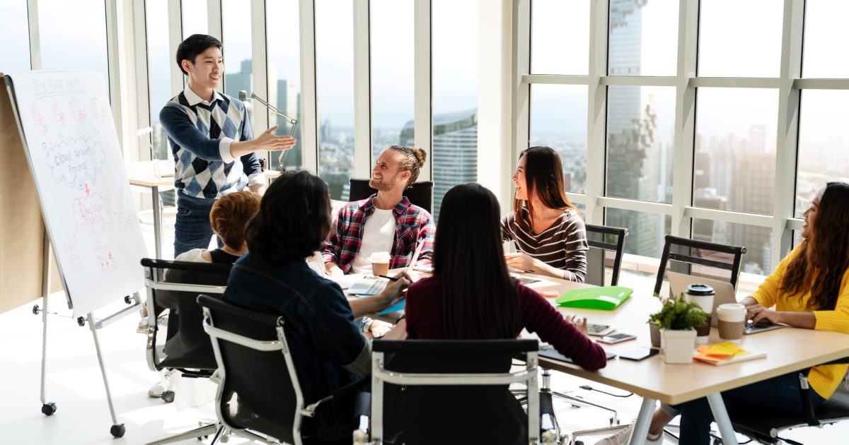 会議室でラフに話し合う様子