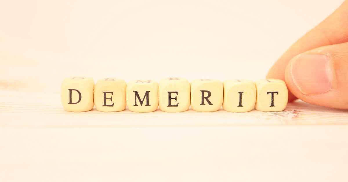 DEMERITと書かれたブロック