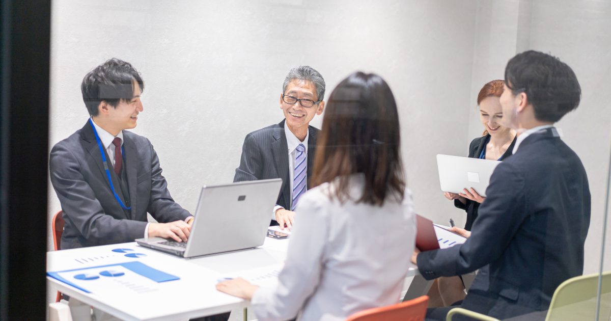 会議室で話し合う男女