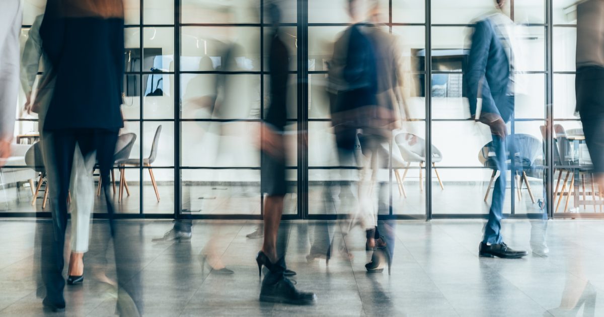 オフィスの廊下を歩く人の残像