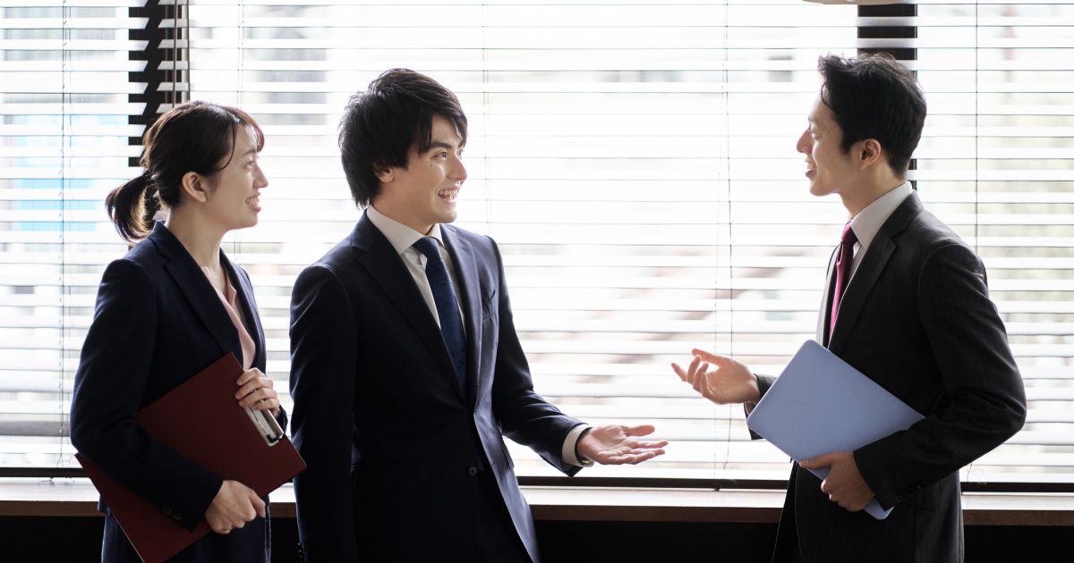 オフィスで立ちながら談笑をする男女