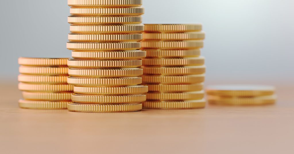 机の上に積み上げられたコイン