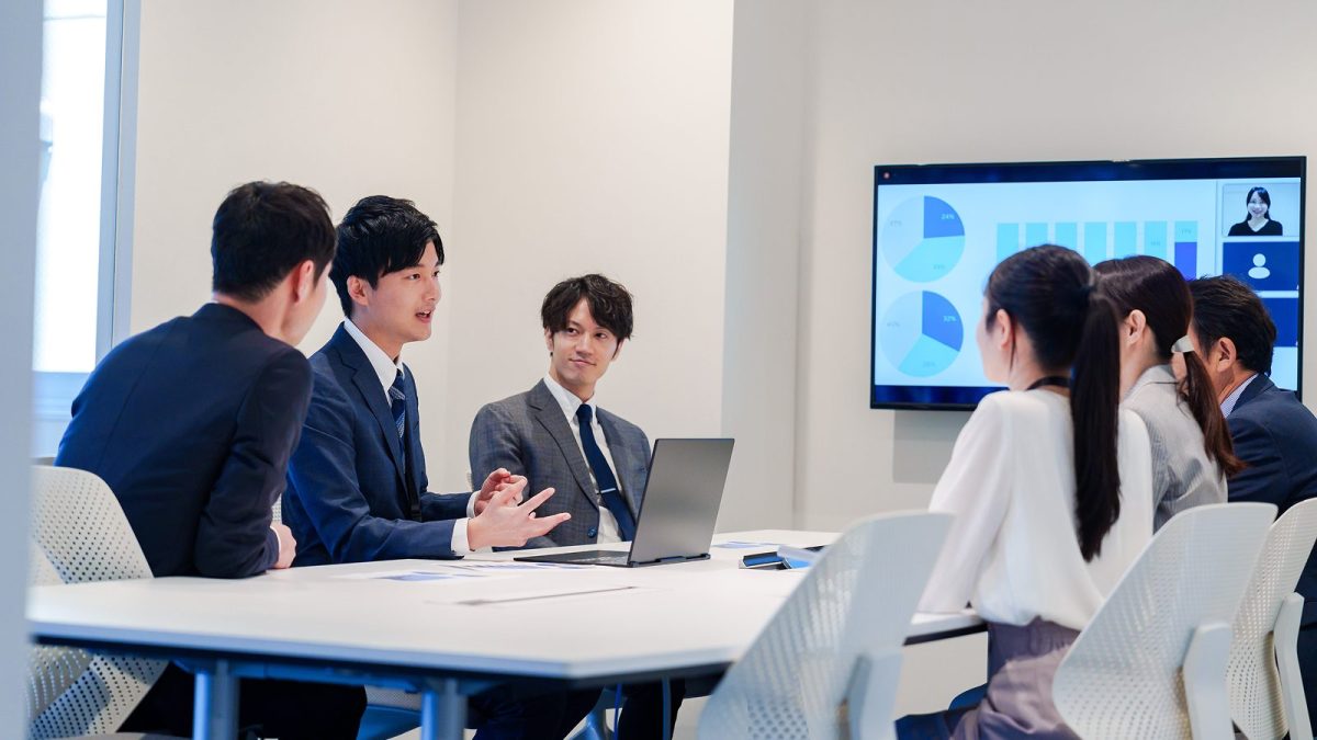 ハイブリッド会議で話し合う様子