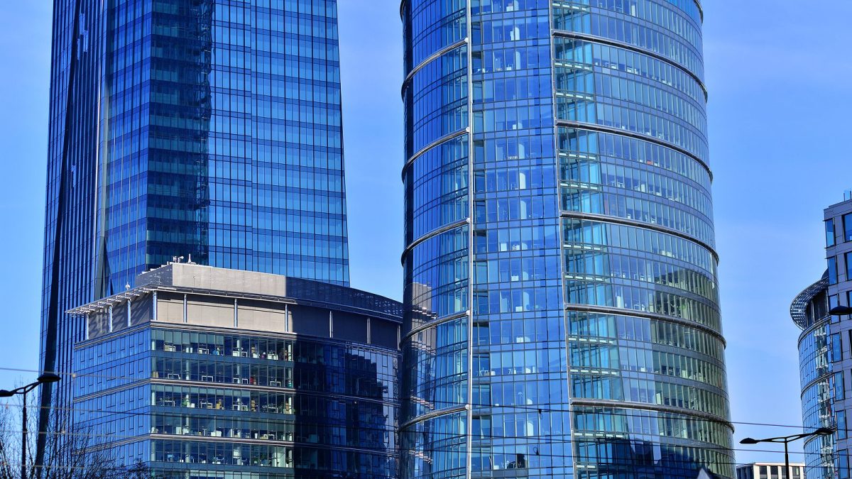 ガラス張りのオフィスビル