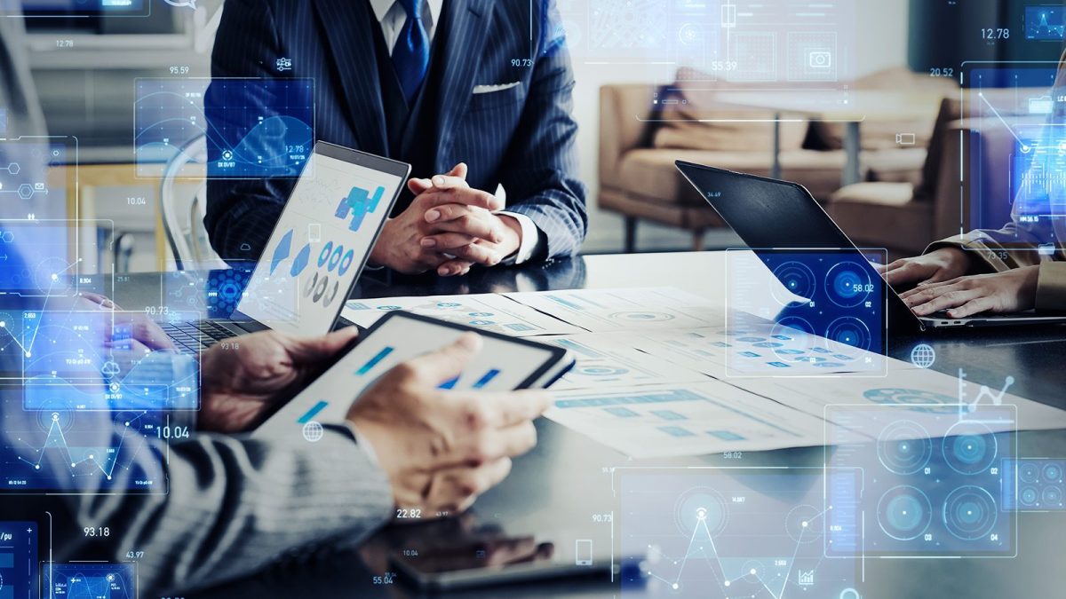 複数の資料を見比べて分析をする様子