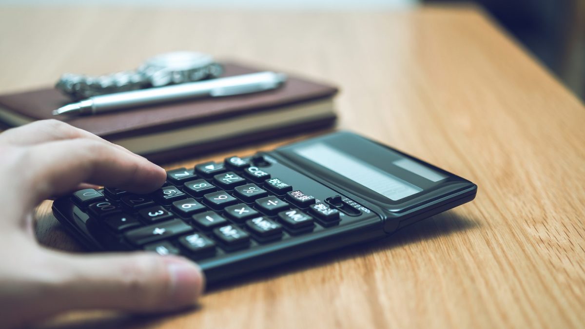 机の上に置かれた電卓