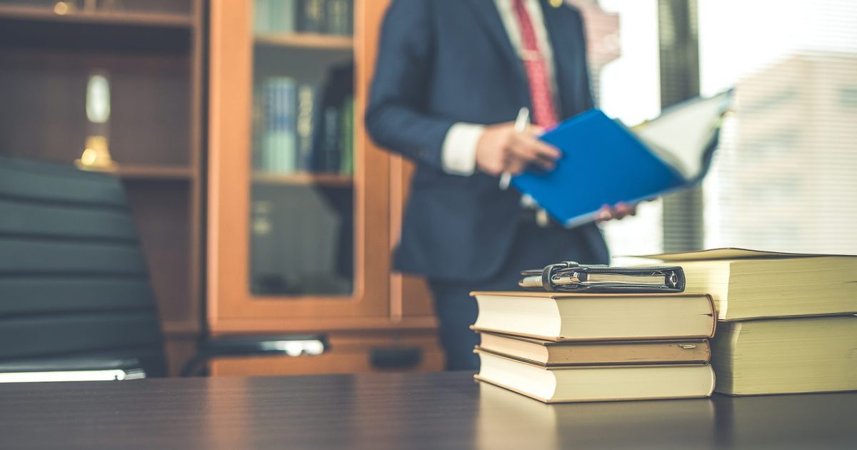 デスクの上に分厚い本が積み上げられている様子