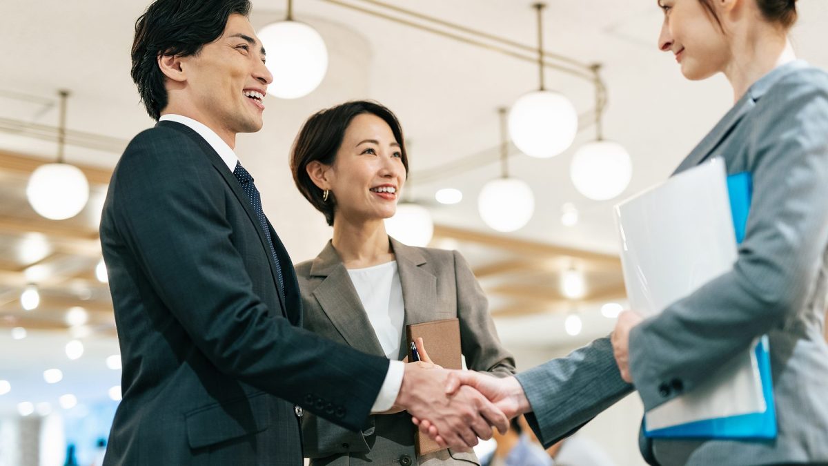 オフィスで握手をする男女