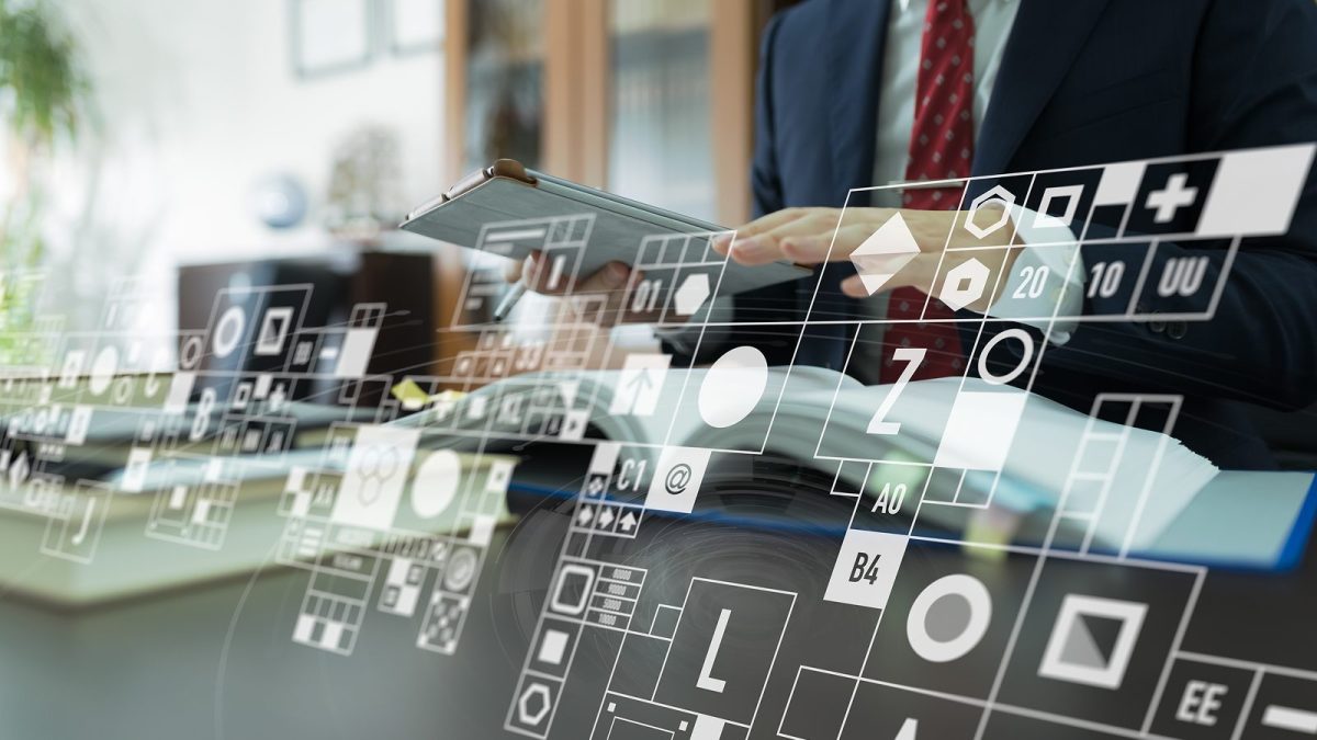 分厚い資料に目を通す男性