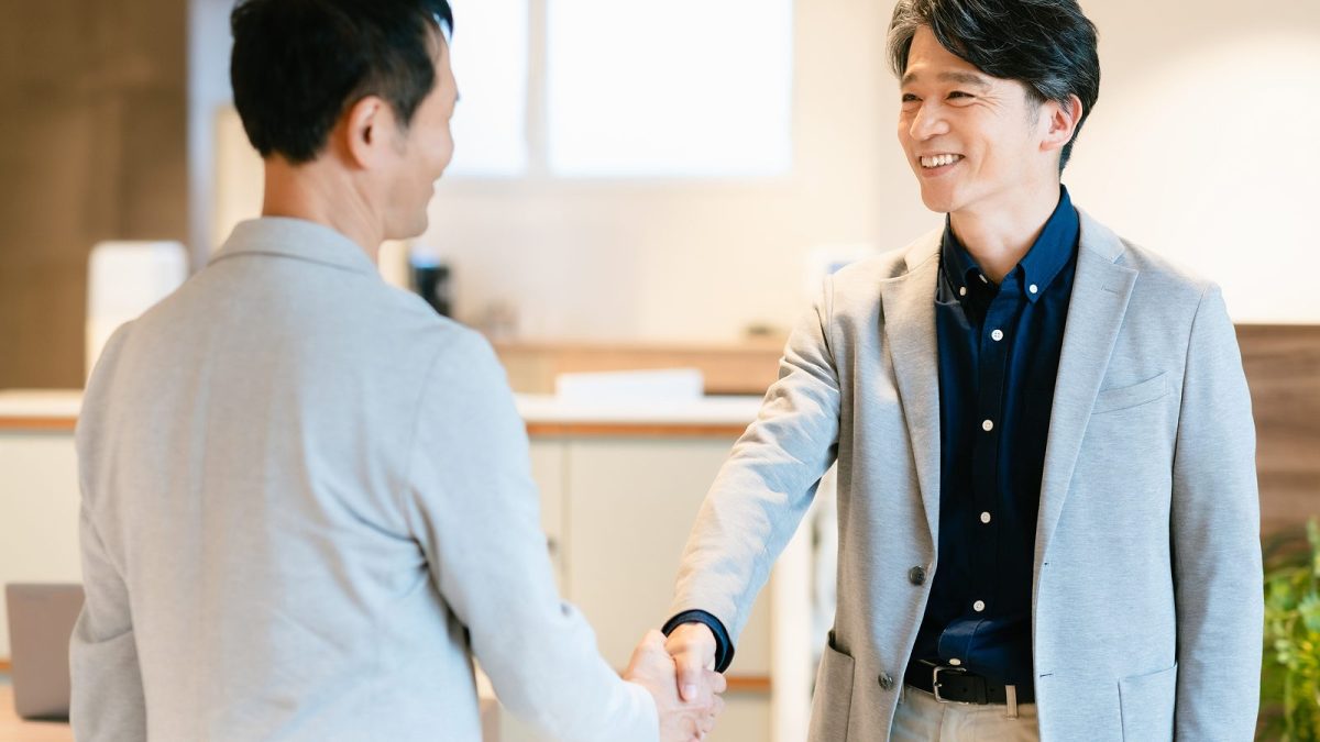 二人の男性が握手をする様子