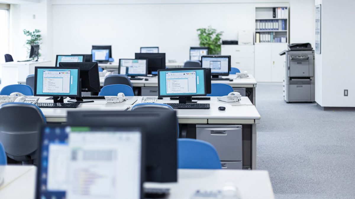 デスクトップ型パソコンが置いてあるオフィス