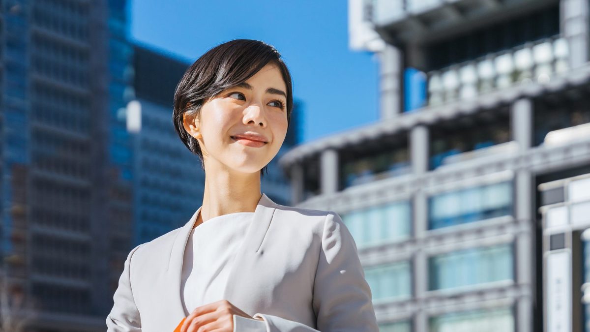 オフィスの外を歩くスーツ姿の女性