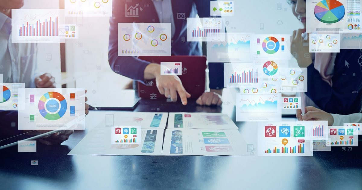 印刷した資料を見ながら話し合う様子