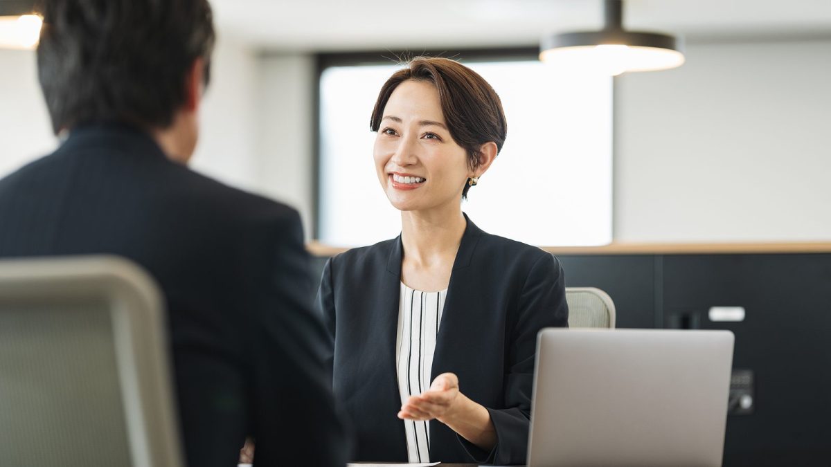 スーツを着た男女が会議を行う様子