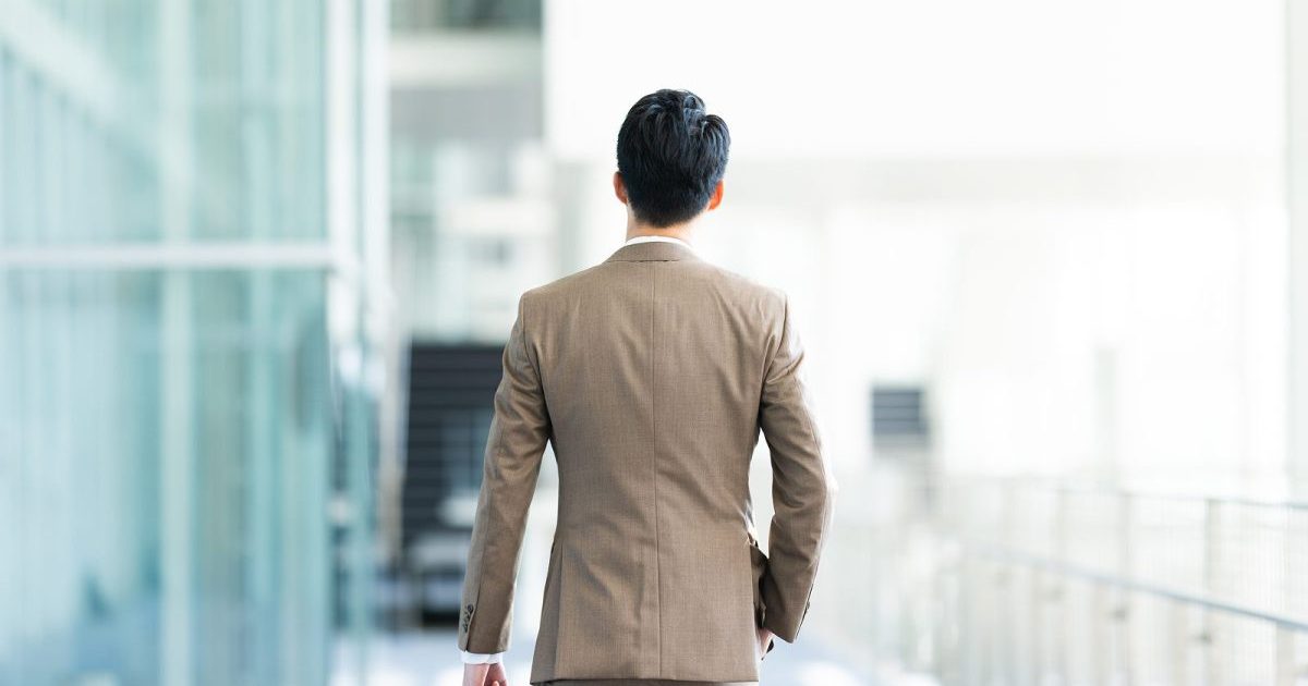 ブラウンスーツを着た男性の後ろ姿