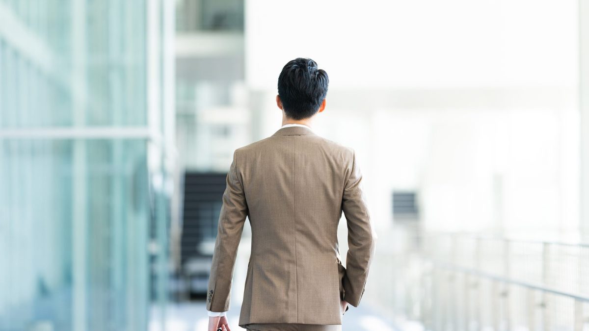 ブラウンスーツを着た男性の後ろ姿