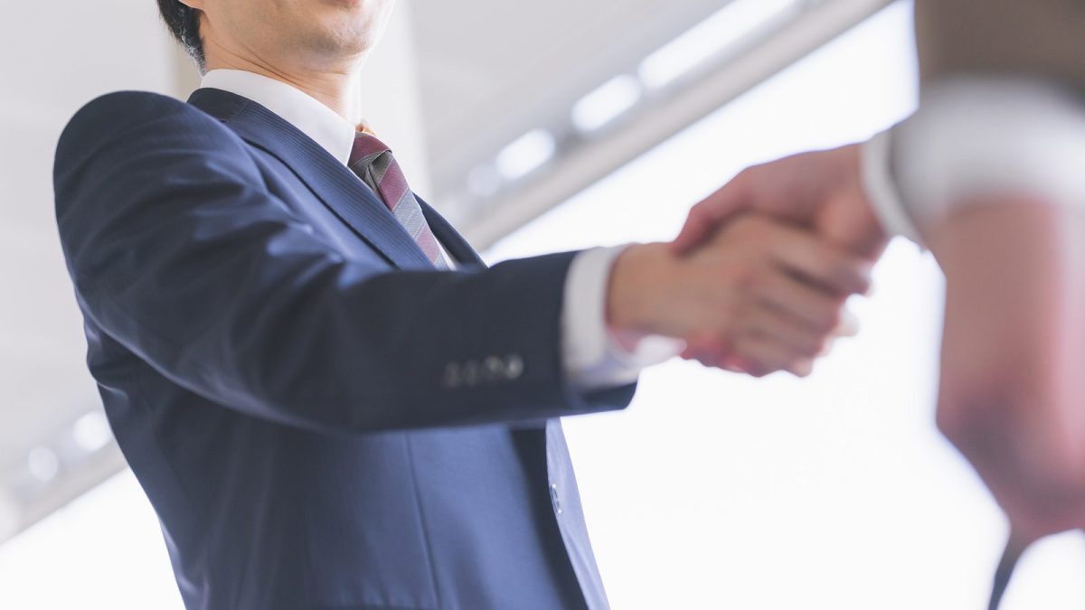 握手をする二人のビジネスマン