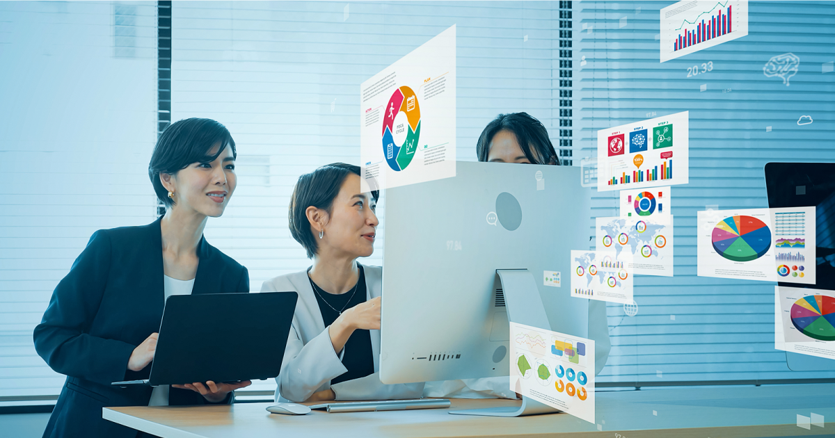 さまざまな資料を見比べながらデータ分析をする様子