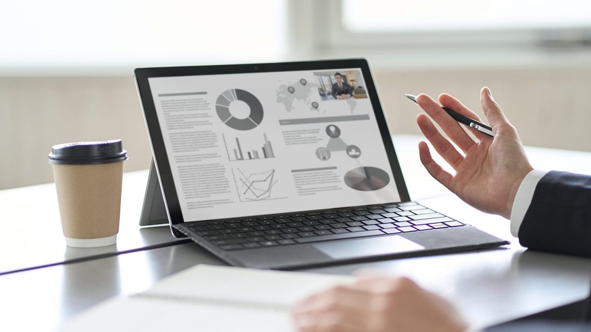 タブレットに資料を映す様子